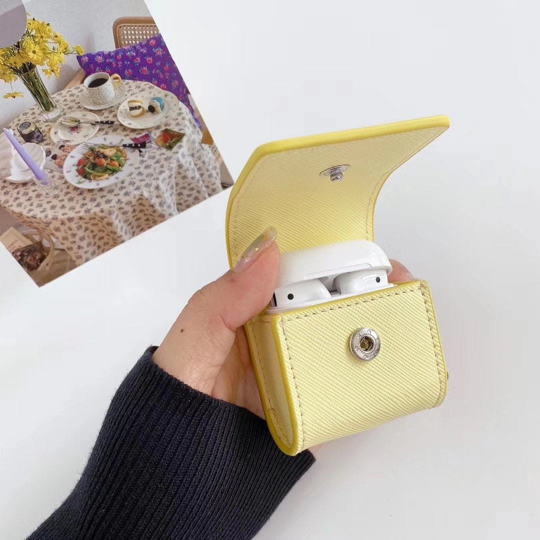 Custodia per AirPods con bottone in metallo