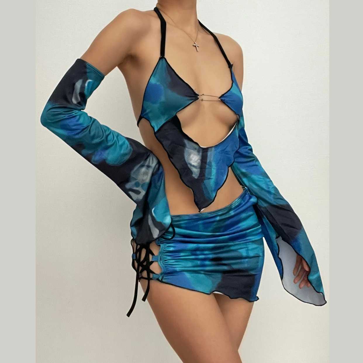 Completo gonna arricciata con coulisse e collo a V traforato