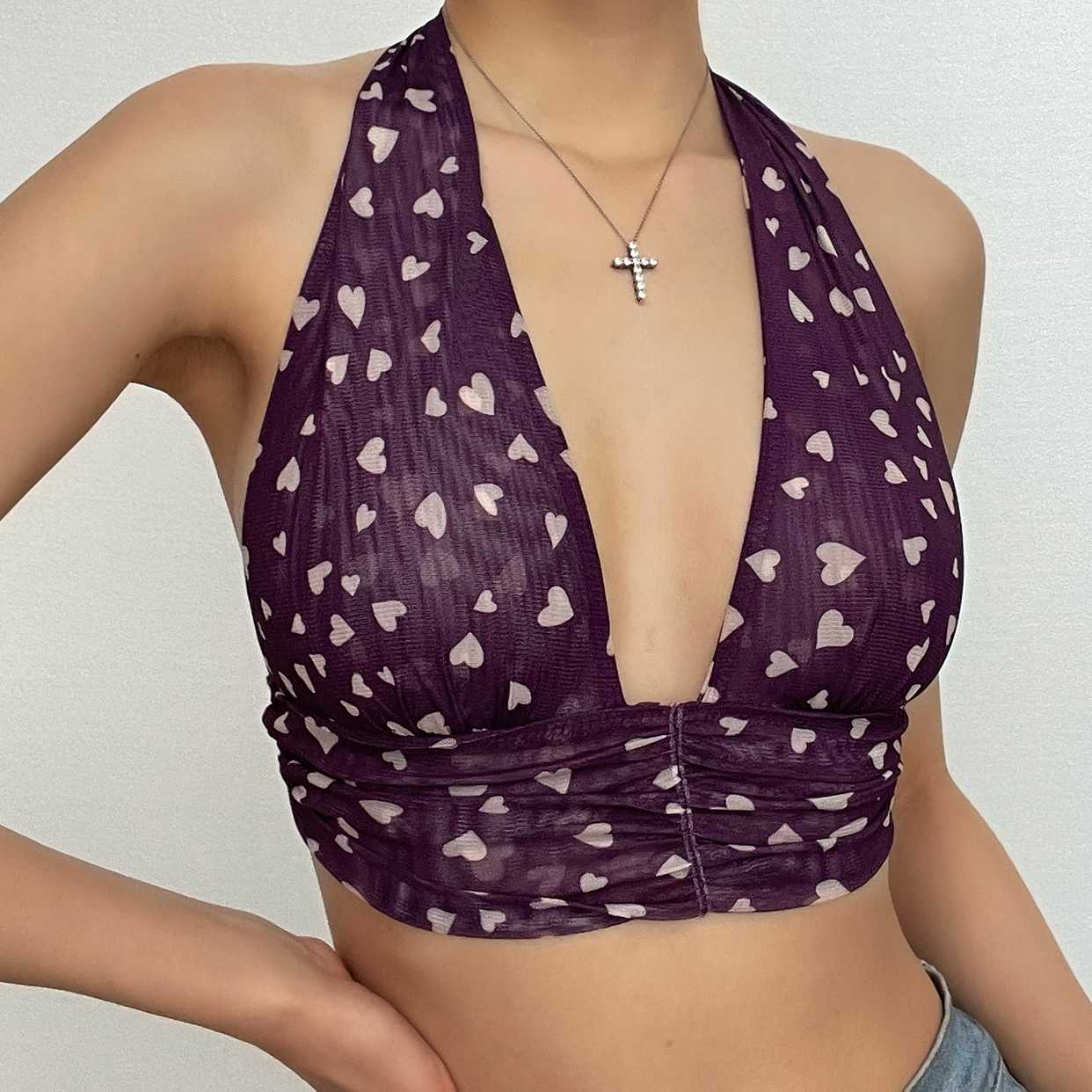 Top corto con stampa a cuore arricciata, scollo a V a contrasto e allacciatura all'americana