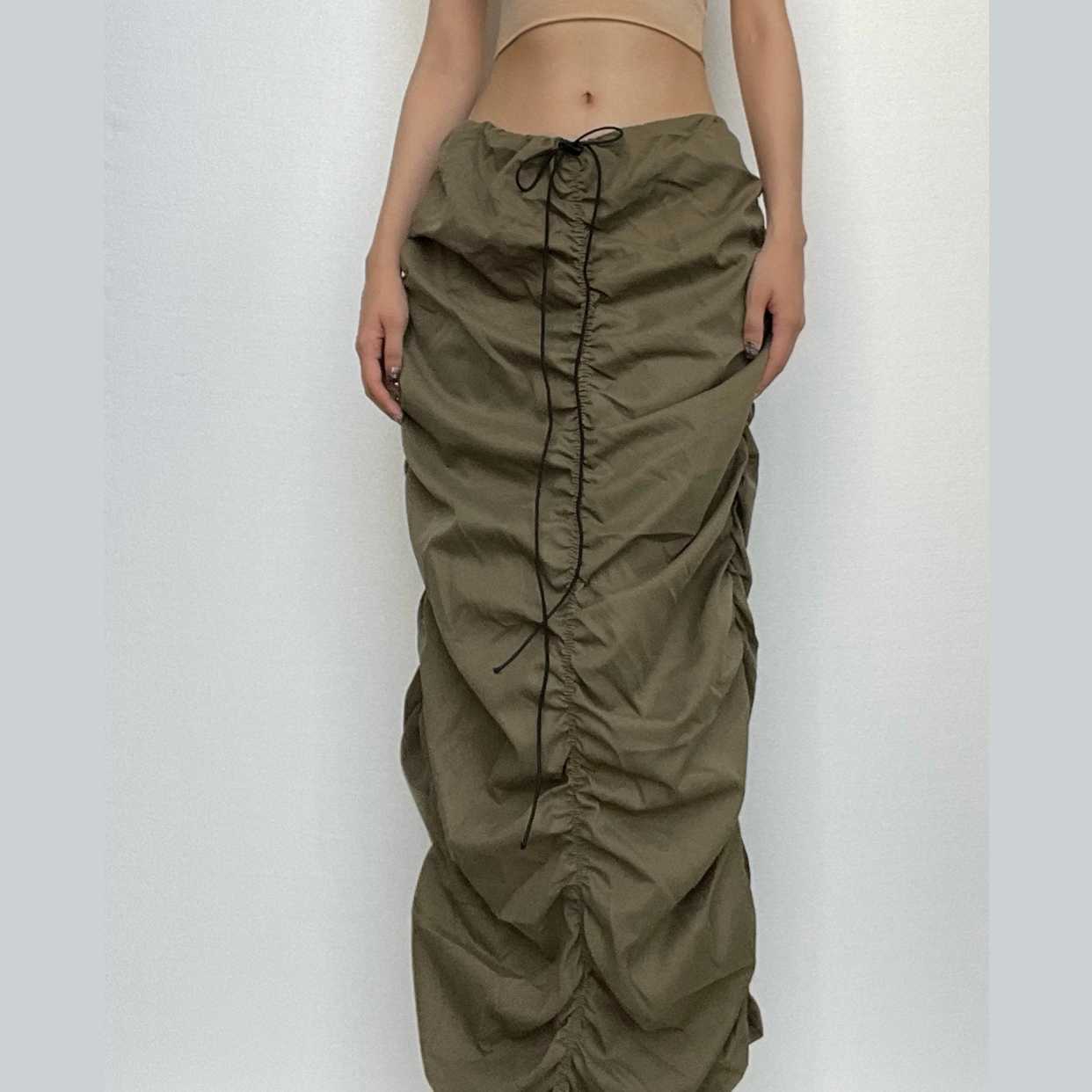 Gonna midi a vita bassa in stile cargo con coulisse e arricciature