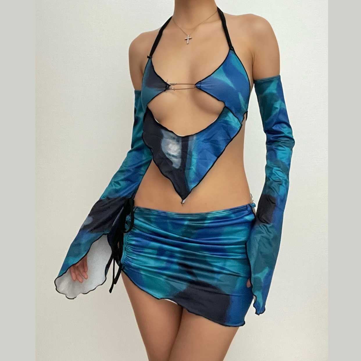 Completo gonna arricciata con coulisse e collo a V traforato