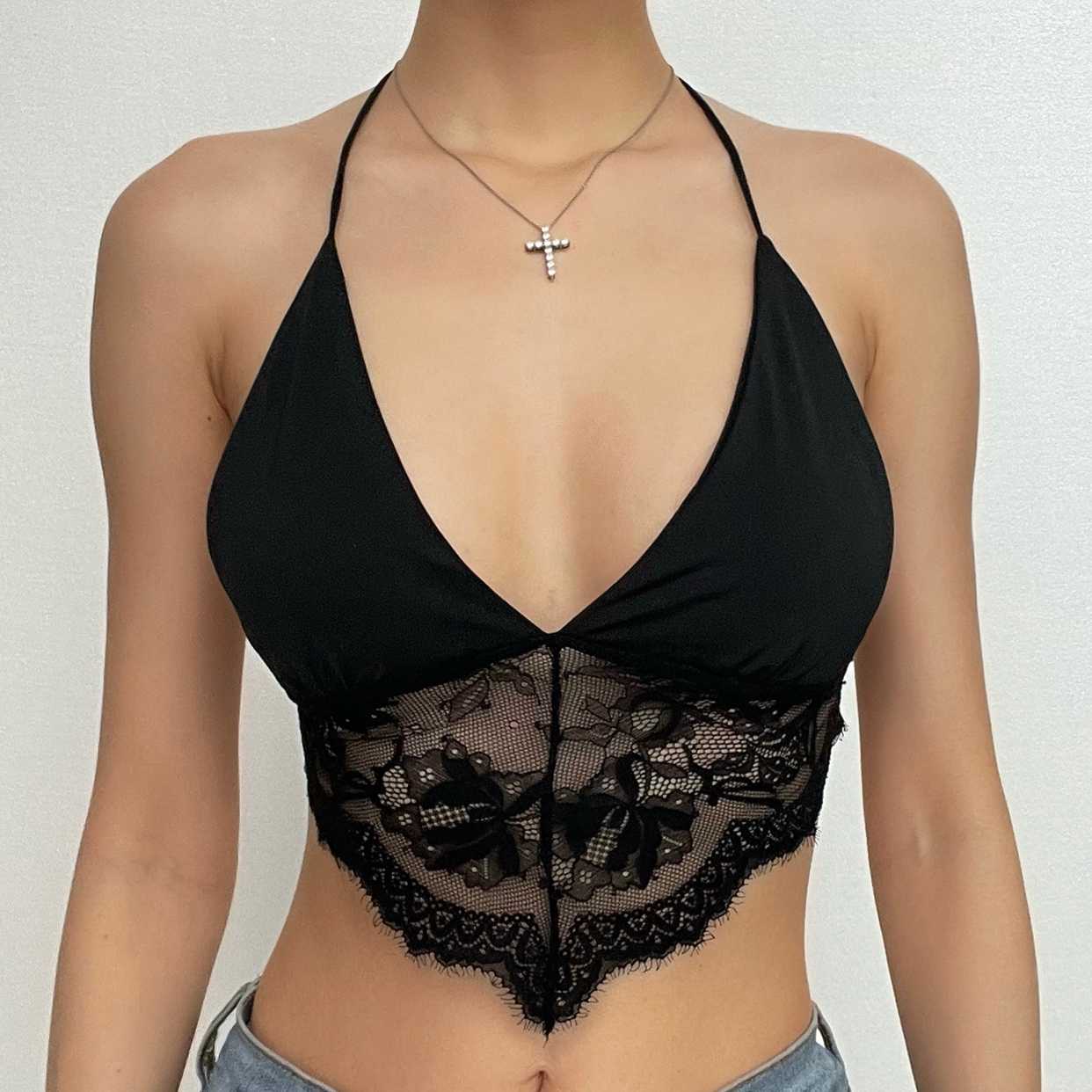 Top corto con laccetti allacciati alla schiena e scollo a V in patchwork di pizzo