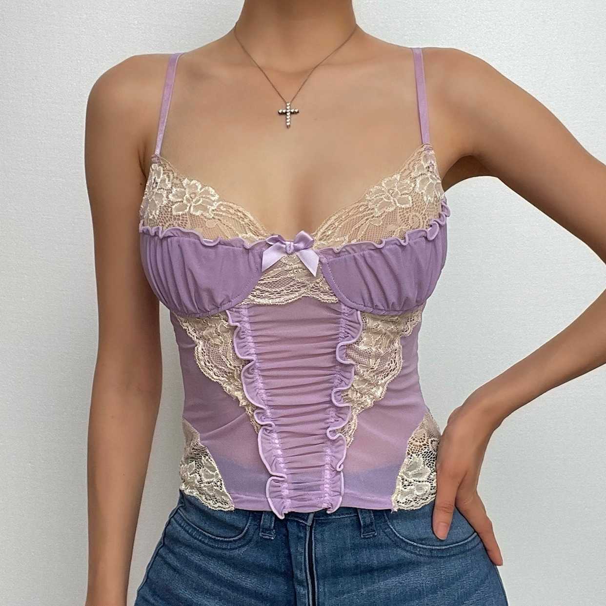 Top corto con incrocio sulla schiena, volant a contrasto e patchwork arricciato con orlo in pizzo