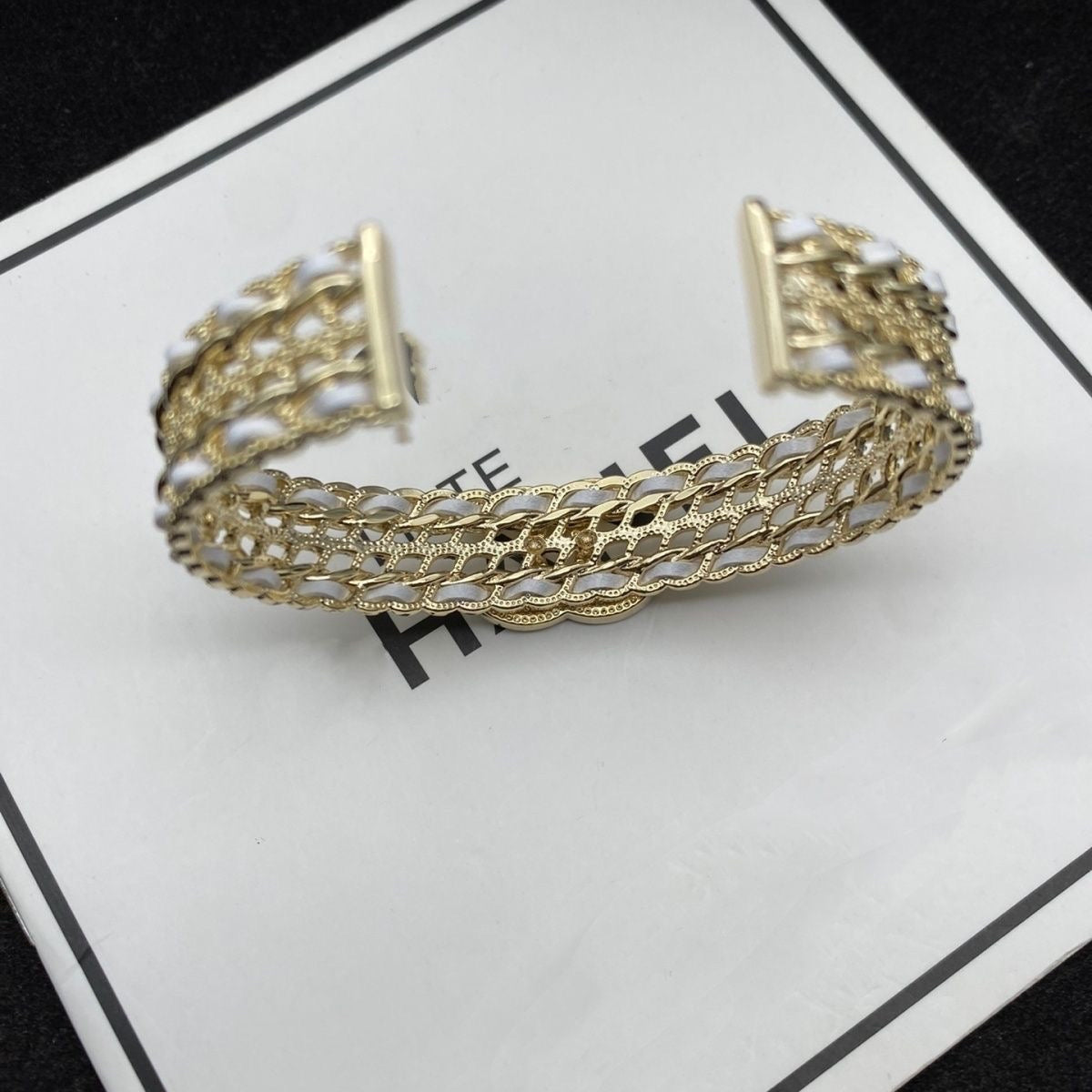 Bracciale con catena con ciondolo dorato