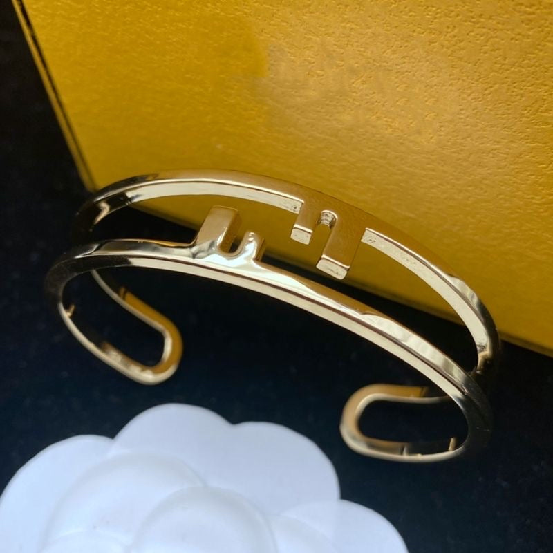 Bracciale a catena con lettere dorate
