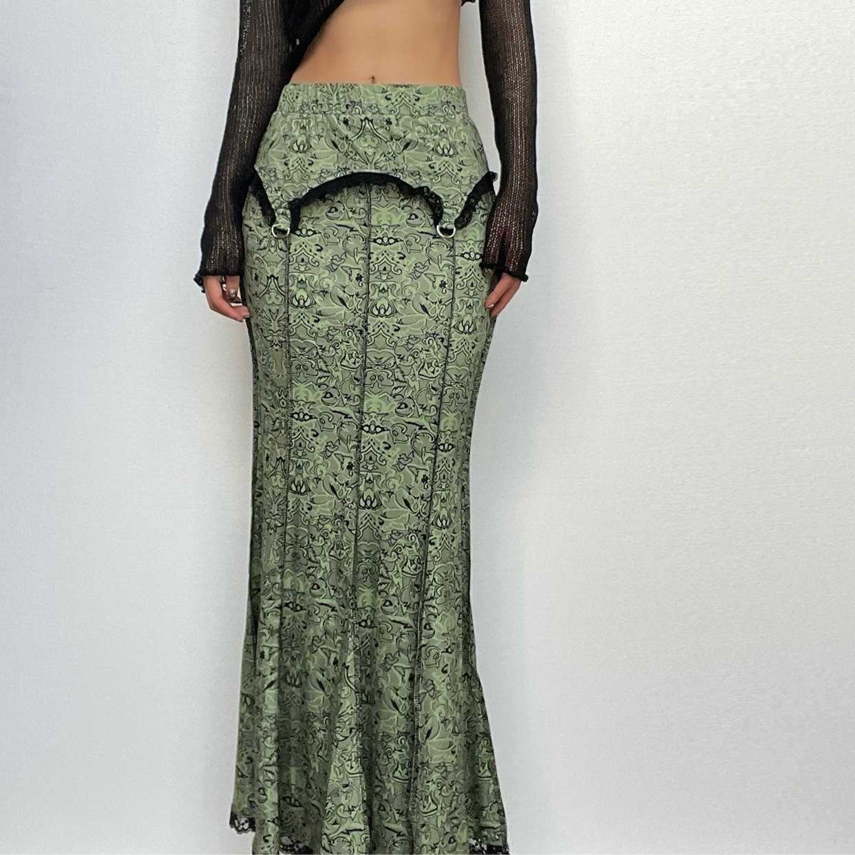 Gonna lunga a contrasto astratto con orlo in pizzo cucito