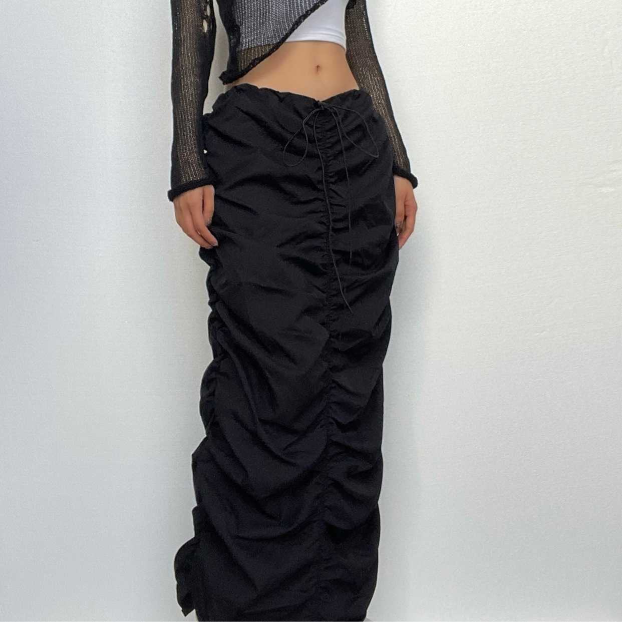 Gonna midi a vita bassa in stile cargo con coulisse e arricciature