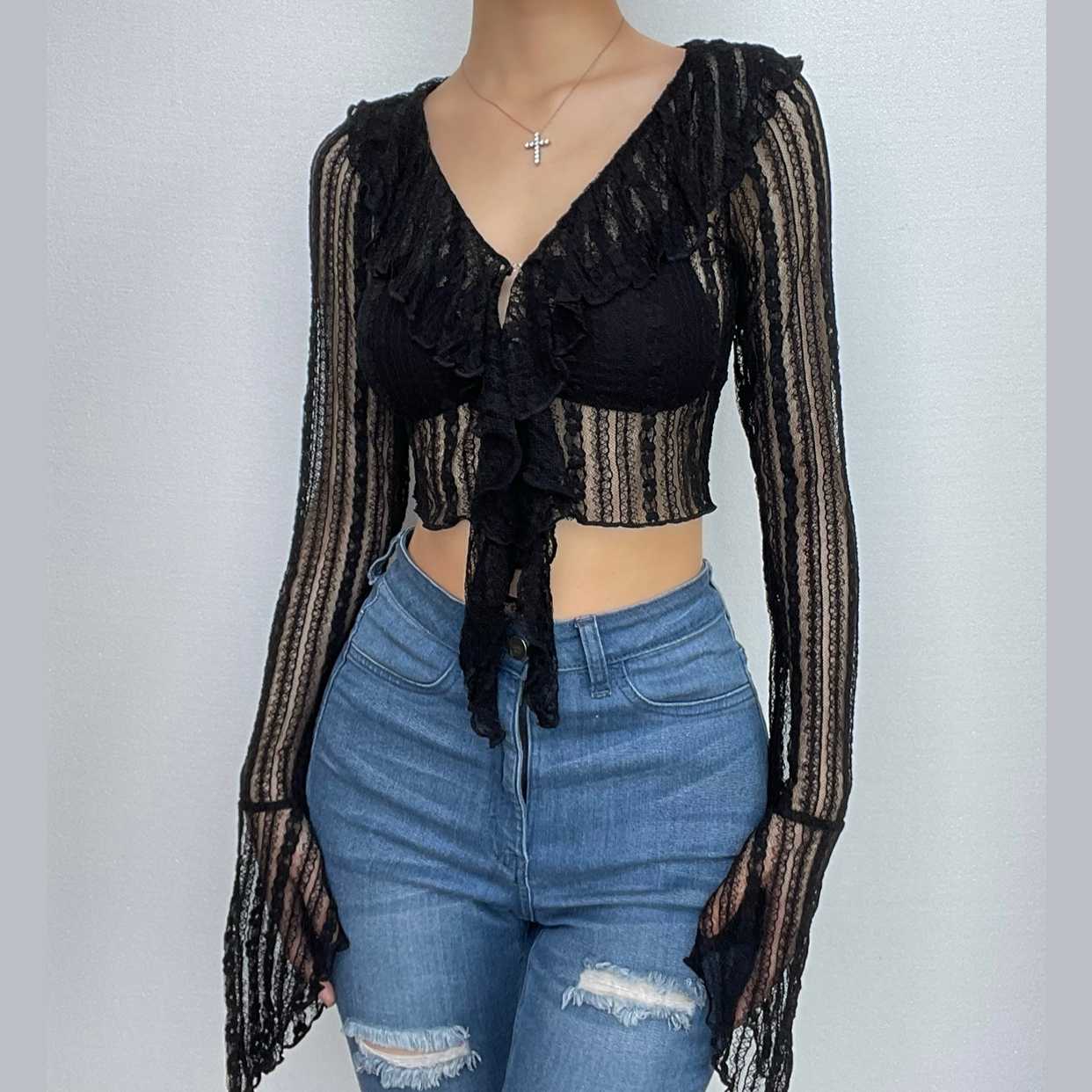 Haut court en dentelle transparente à manches évasées, col en V, volants, boutons solides