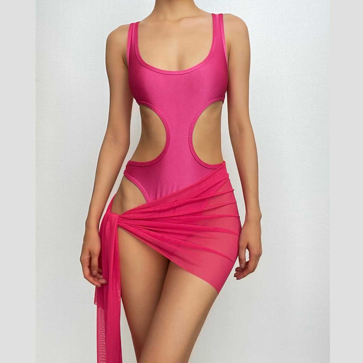 Completo minigonna con body senza maniche in rete metallica con scollo a U traforato