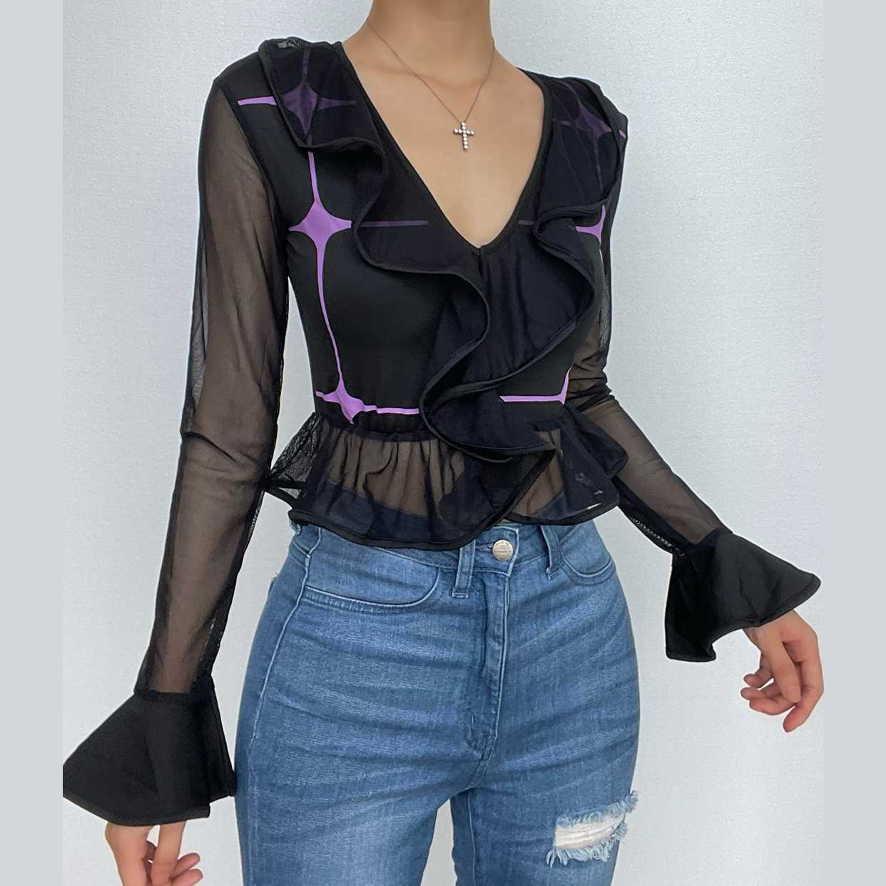 Top corto a maniche lunghe con scollo a V e volant a contrasto in rete
