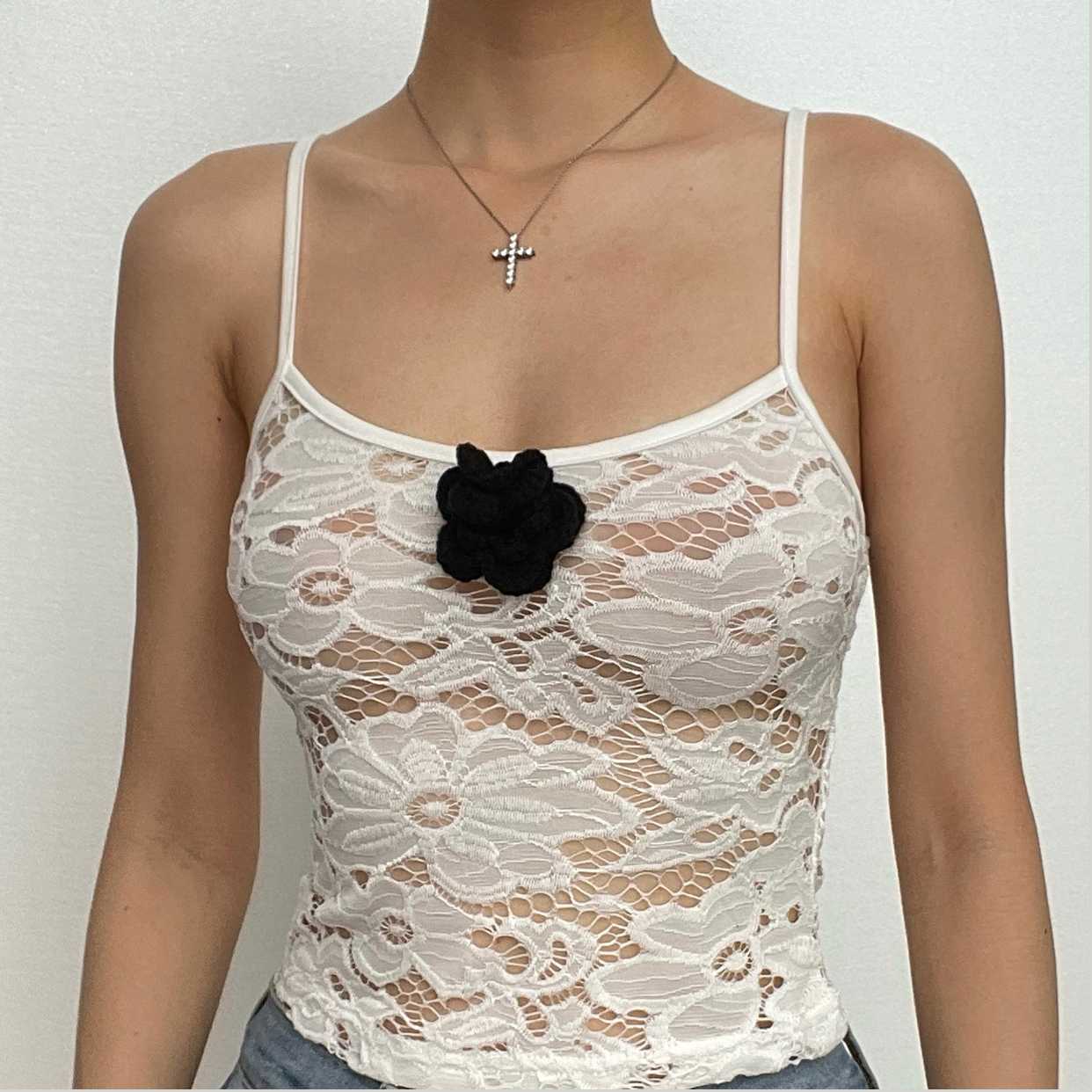 Top corto trasparente con schiena scoperta e applicazioni di fiori in pizzo