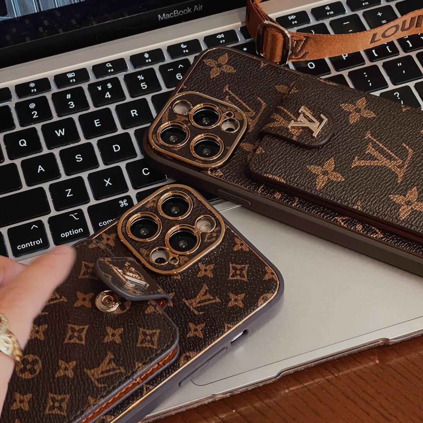 Custodia per telefono con supporto marrone per iPhone