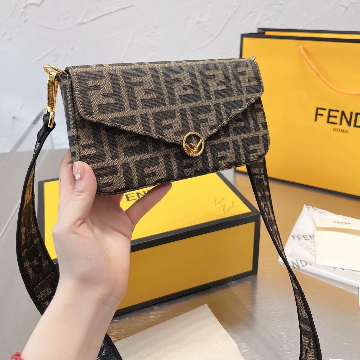 Borsa 3 in 1 versatile e alla moda con monogramma