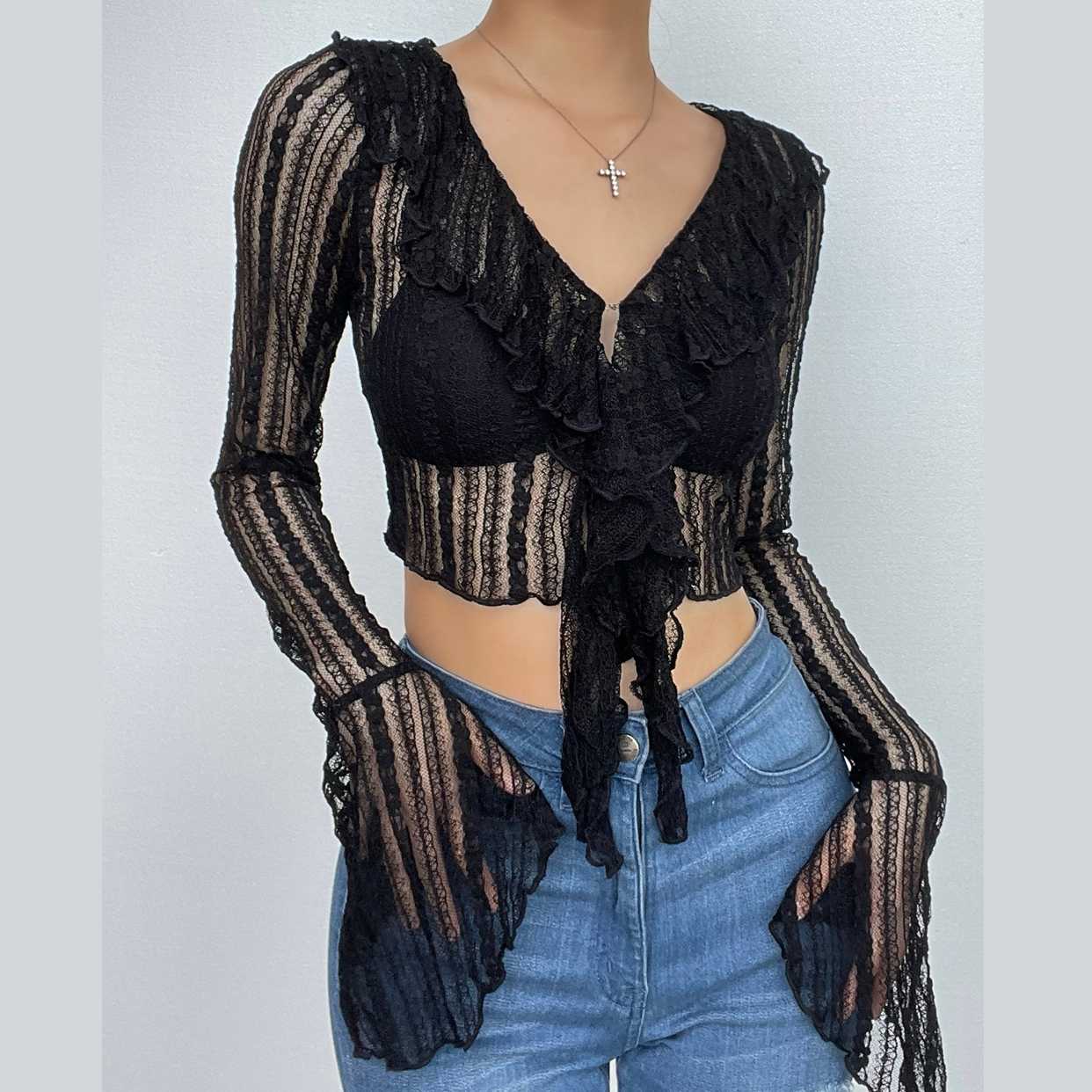 Haut court en dentelle transparente à manches évasées, col en V, volants, boutons solides