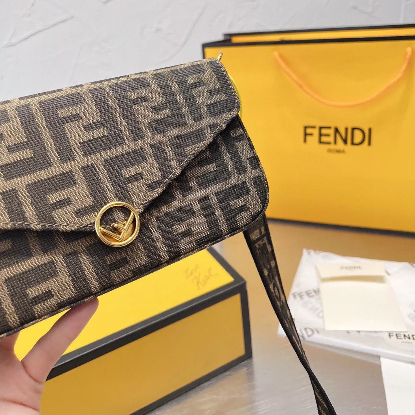 Borsa 3 in 1 versatile e alla moda con monogramma