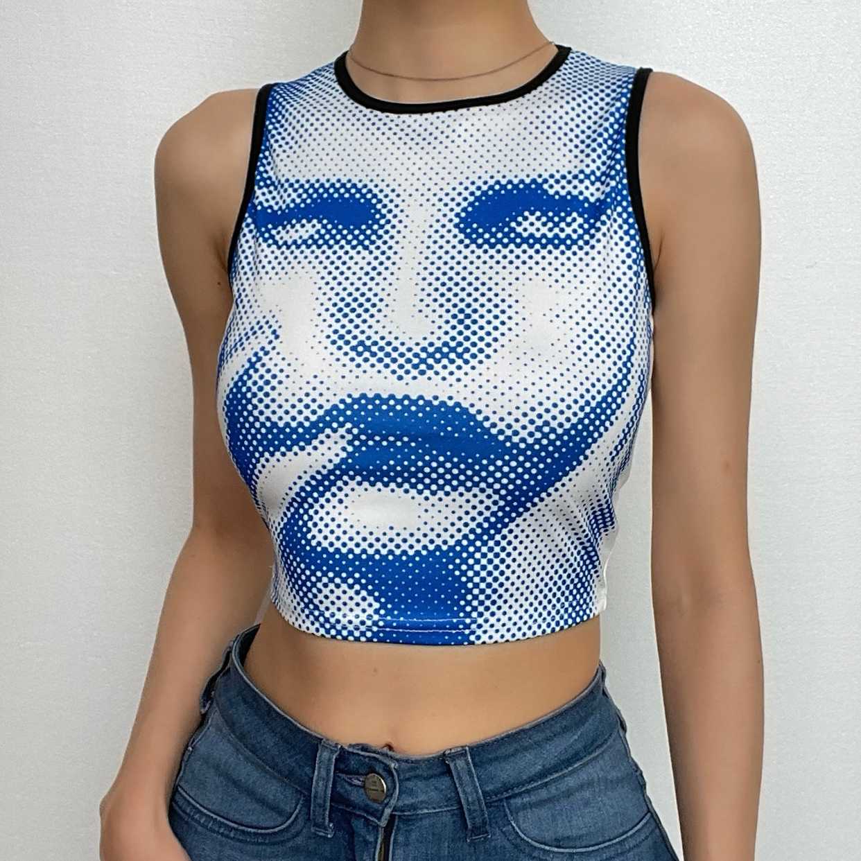 Ärmelloses Crop-Top mit Rundhalsausschnitt und abstraktem Print in Kontrastfarbe