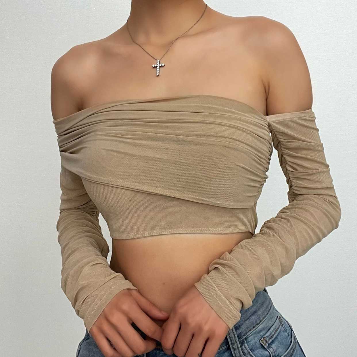Top corto irregolare a maniche lunghe con spalle scoperte e maglia solida