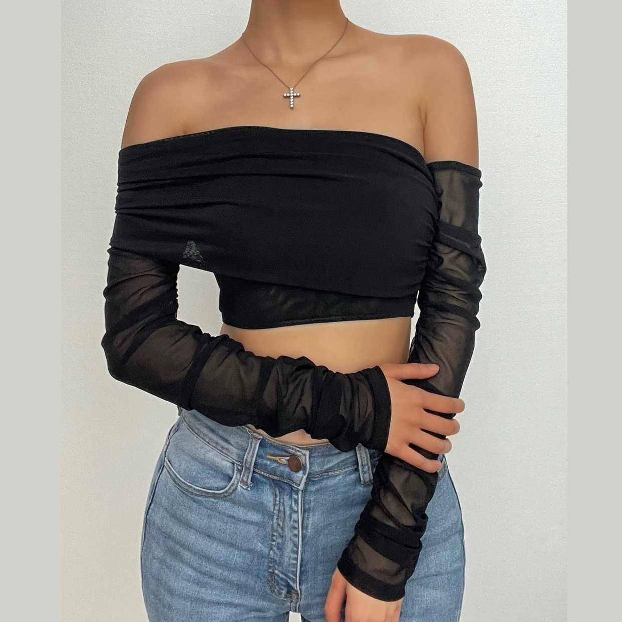 Top corto irregolare a maniche lunghe con spalle scoperte e maglia solida