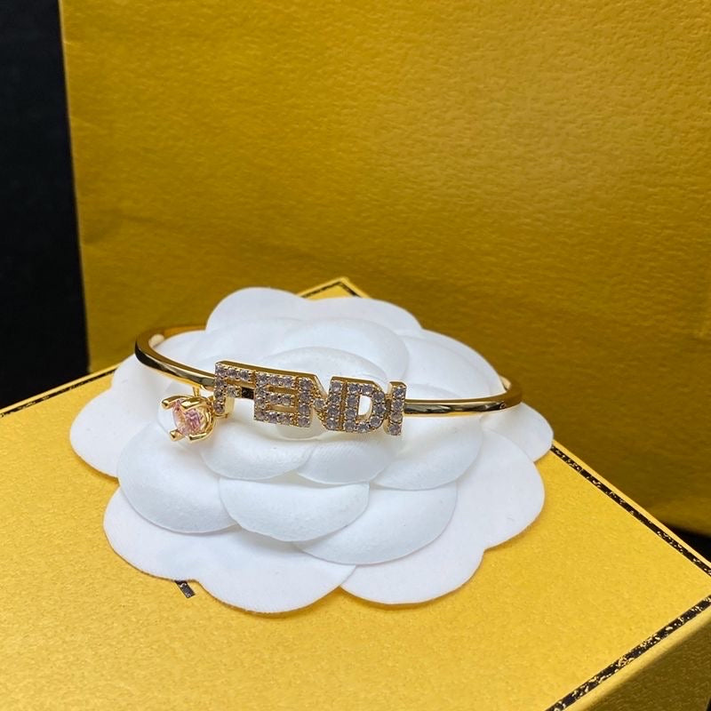 Bracciale con catena dorata e anello