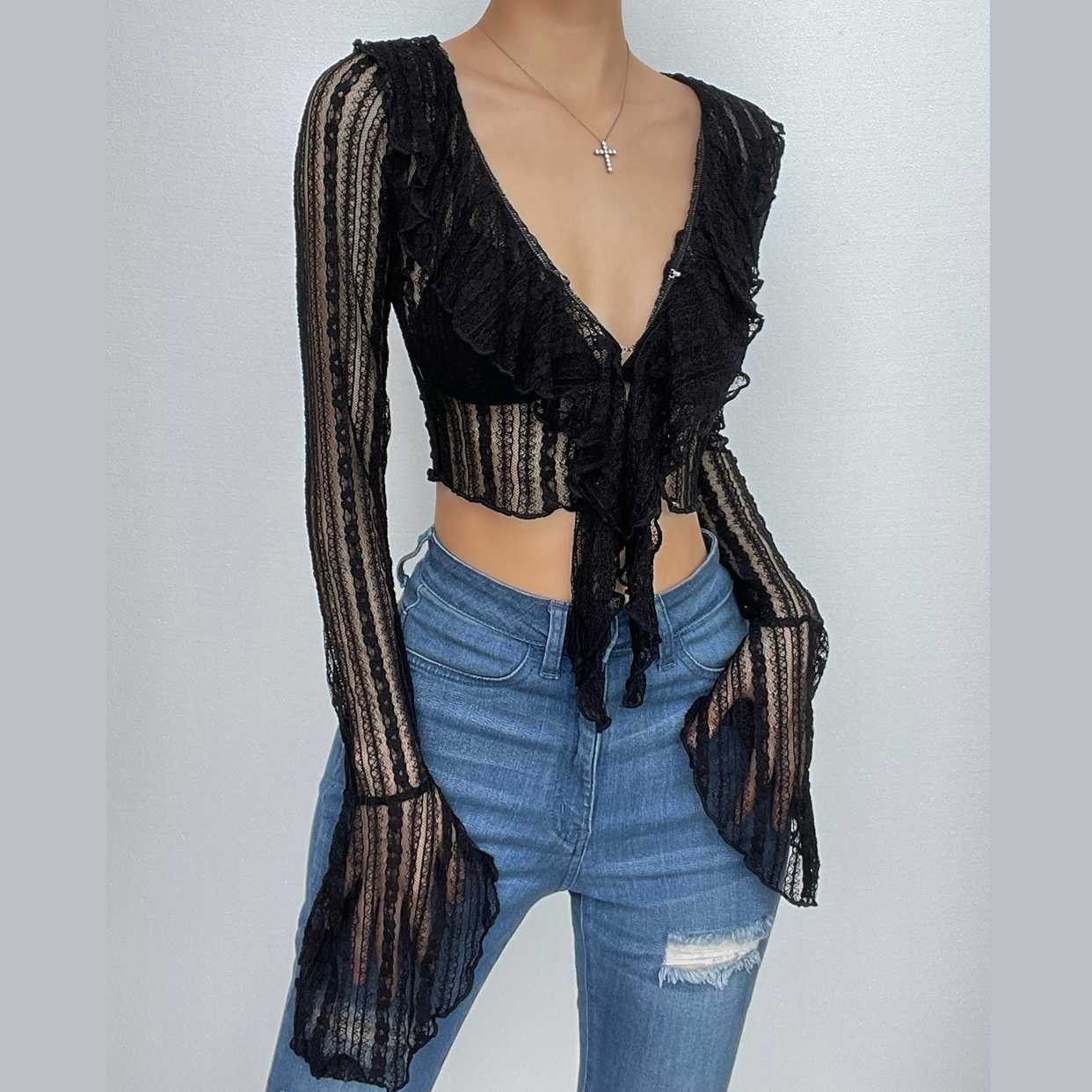 Haut court en dentelle transparente à manches évasées, col en V, volants, boutons solides