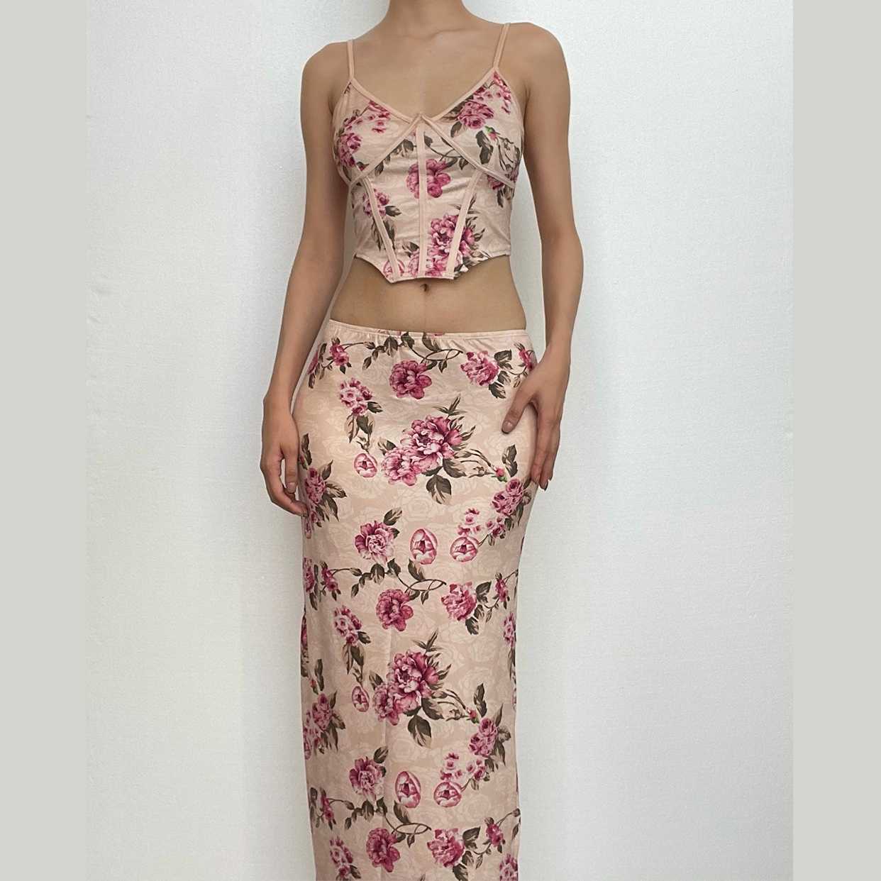 Completo gonna lunga con spacco sul retro, corsetto a contrasto e stampa floreale