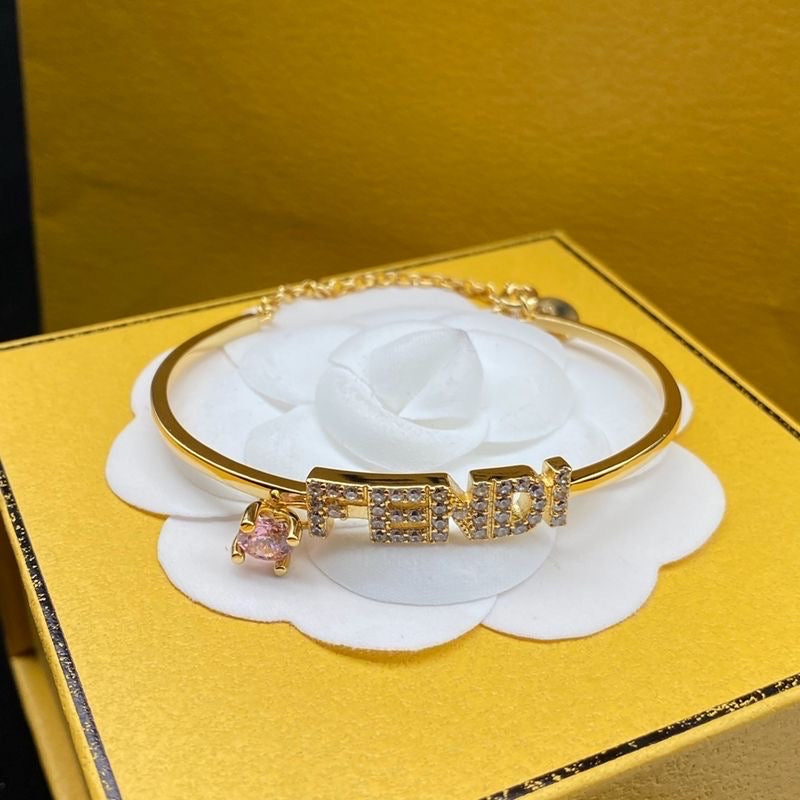 Bracciale con catena dorata e anello