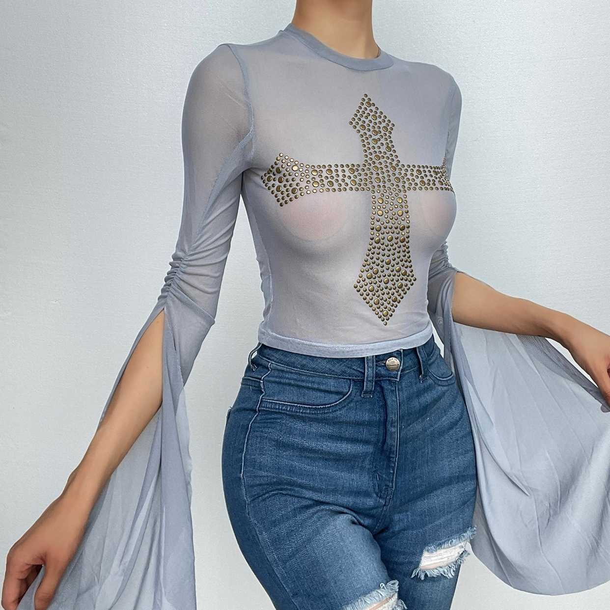 Haut en maille transparente à manches longues et fente froncée avec perles