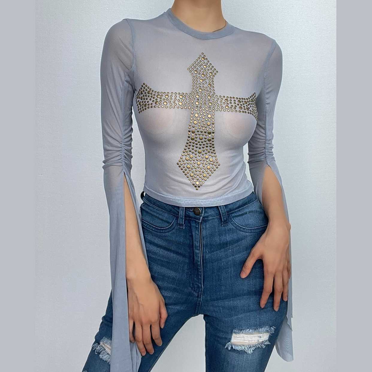 Haut en maille transparente à manches longues et fente froncée avec perles