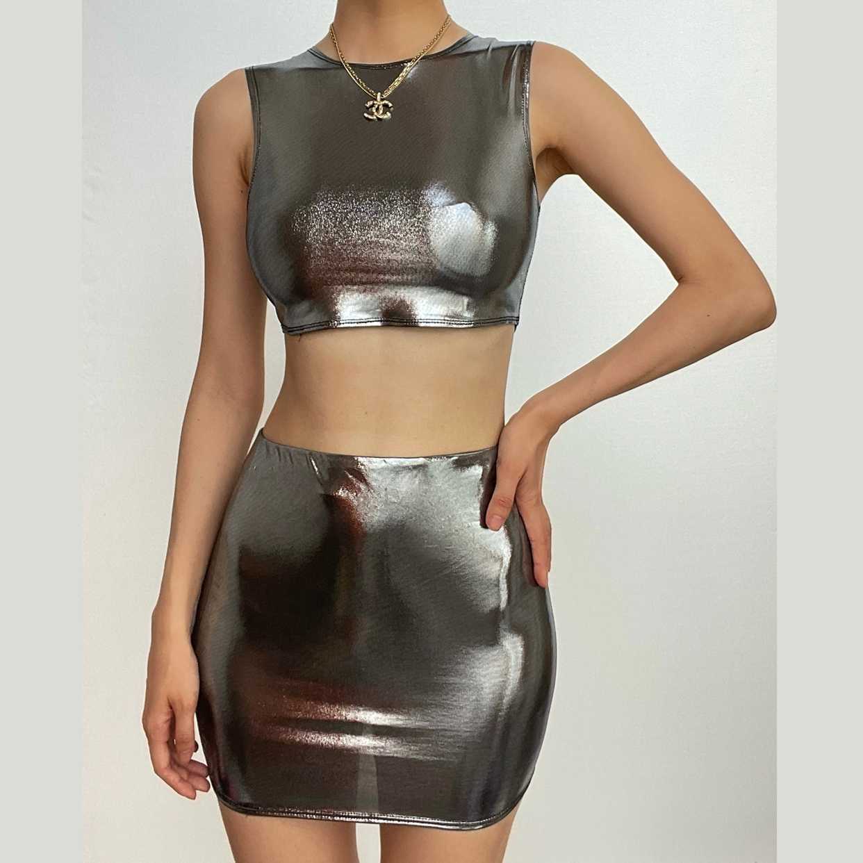Minigonna metallizzata senza maniche con scollo rotondo