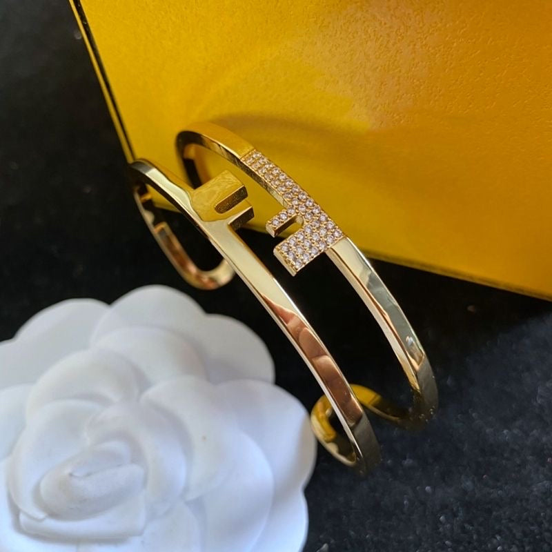 Bracciale a catena con lettere dorate