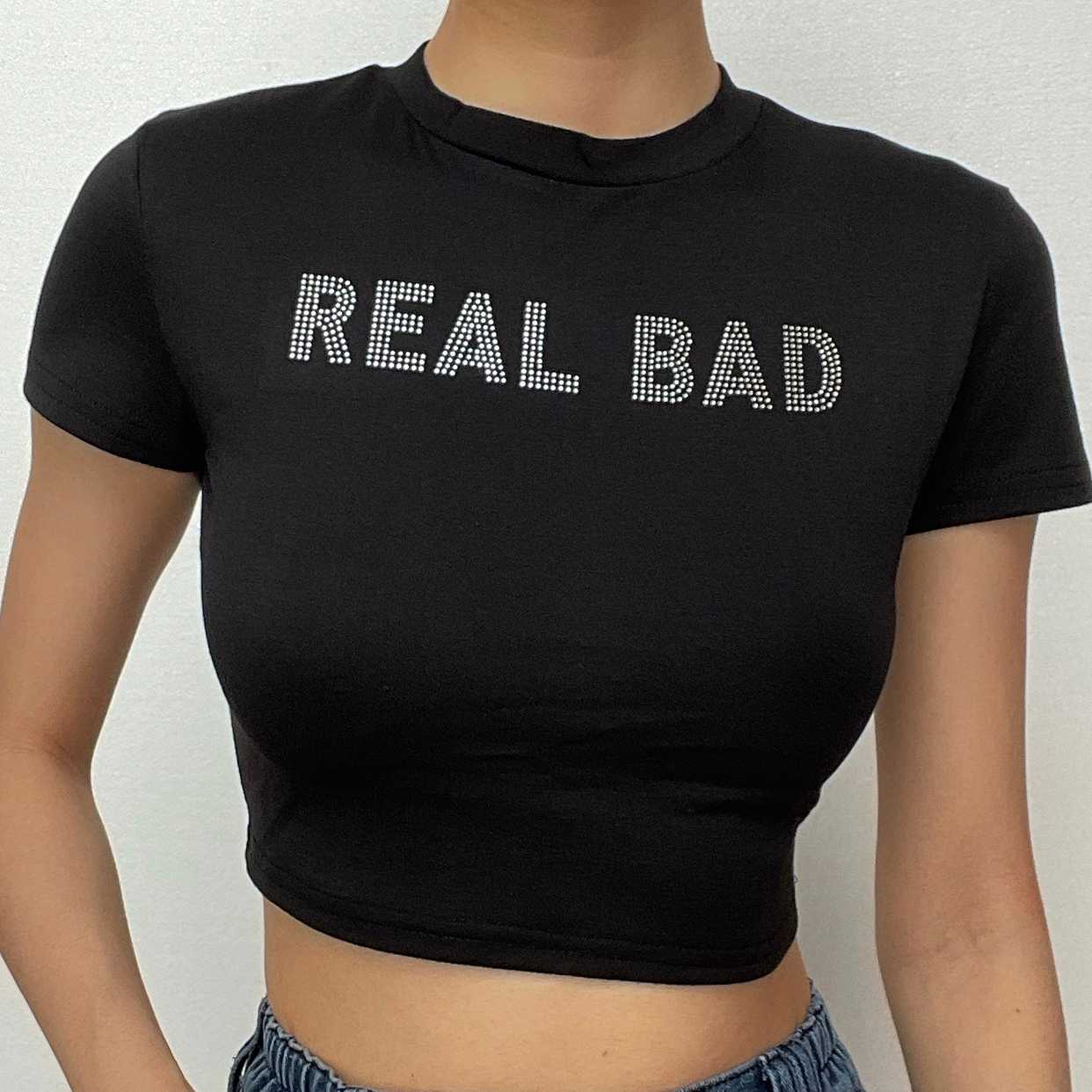 Top corto con perline e scollo a giro a maniche corte "REAL BAD"