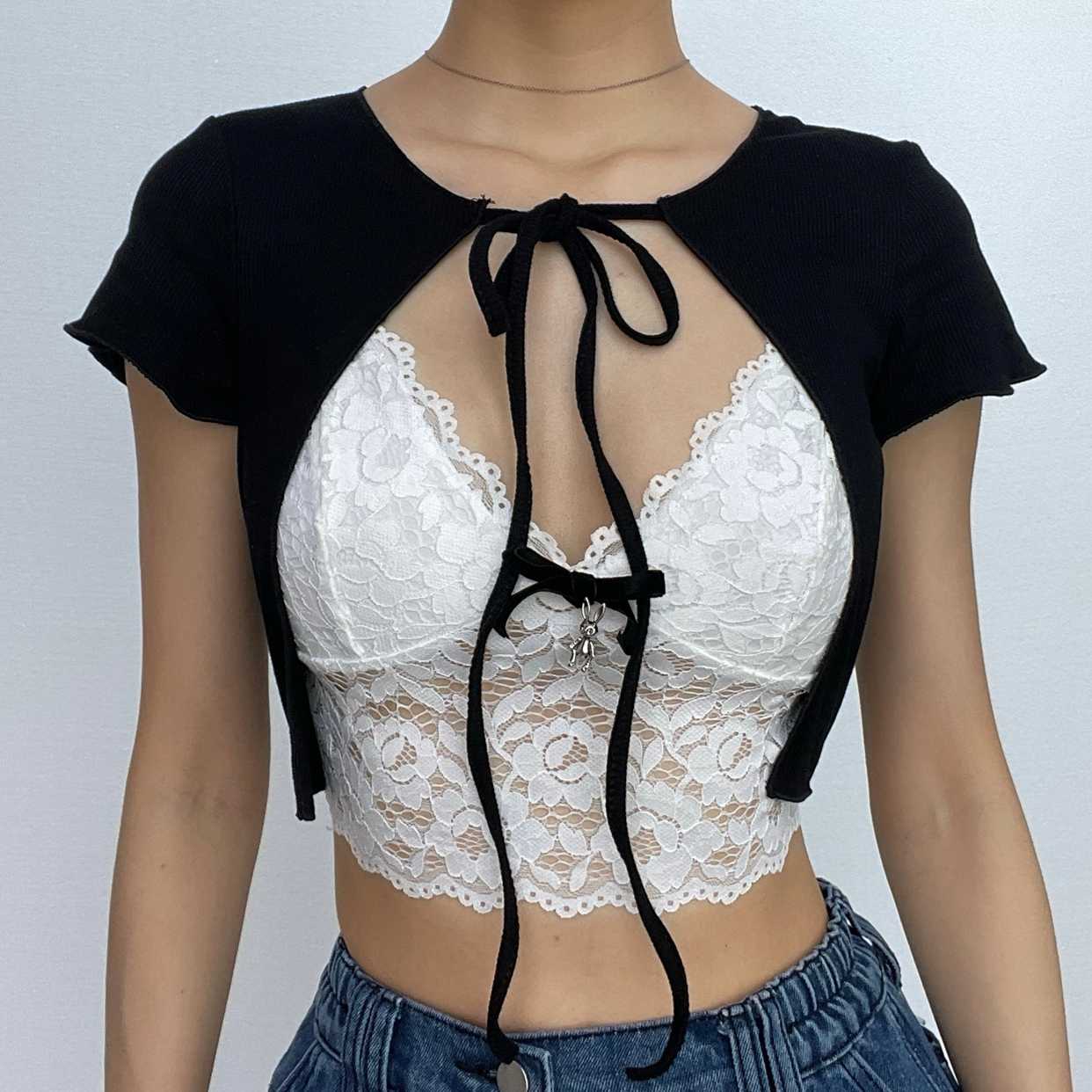 Top corto in pizzo a maniche corte con volant e patchwork a contrasto