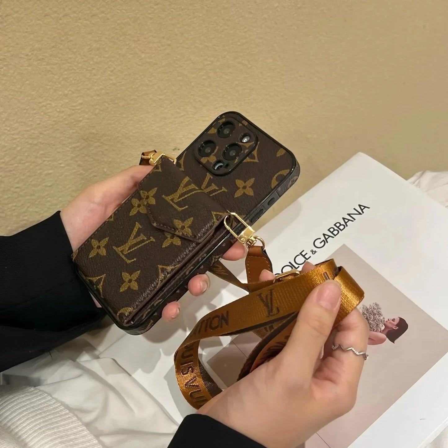 Elegante custodia a tracolla per iPhone
