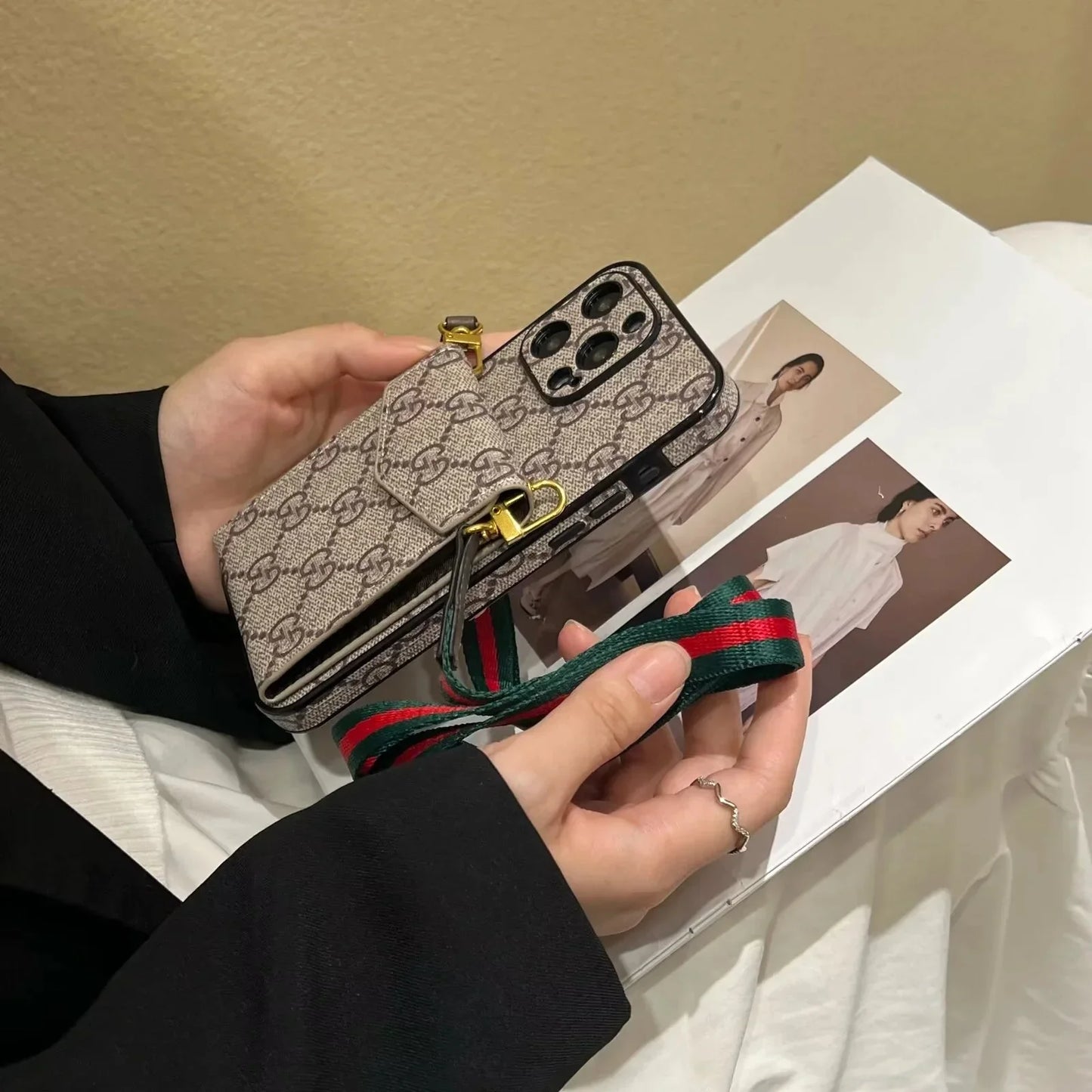 Elegante custodia a tracolla per iPhone