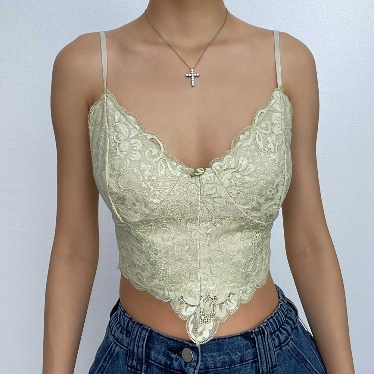 Rückenfreies, kurzes Camisole-Top aus Spitze mit V-Ausschnitt und Blumenapplikation in Kontrastfarbe