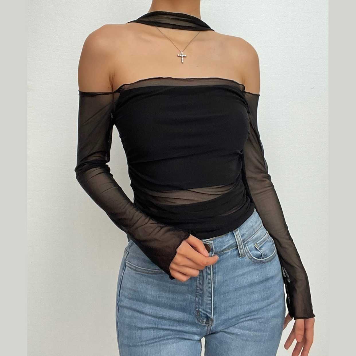 Top in rete tinta unita con maniche lunghe, spalle scoperte e arricciato