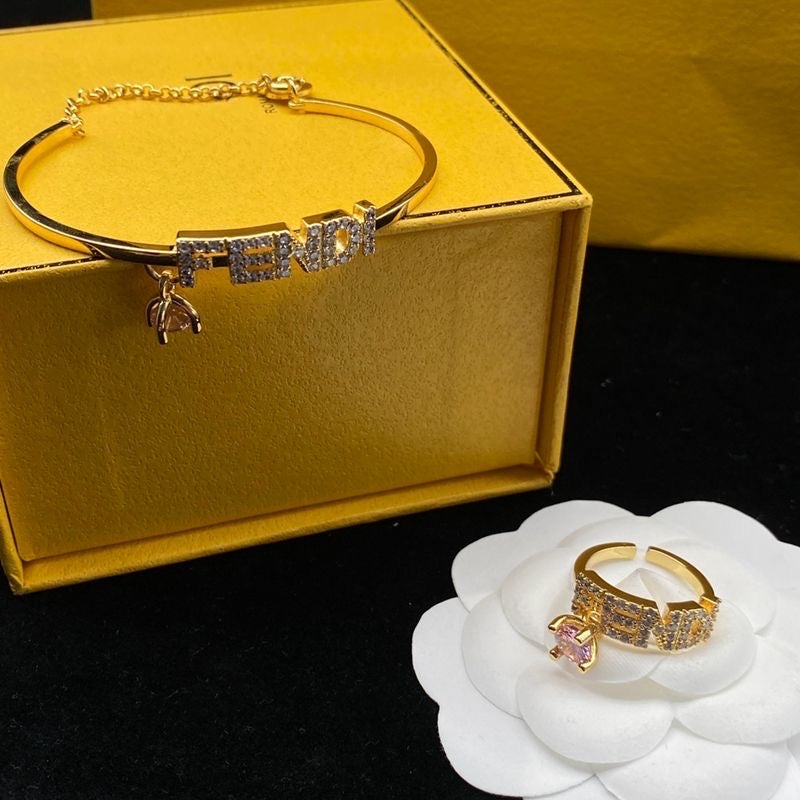 Bracciale con catena dorata e anello