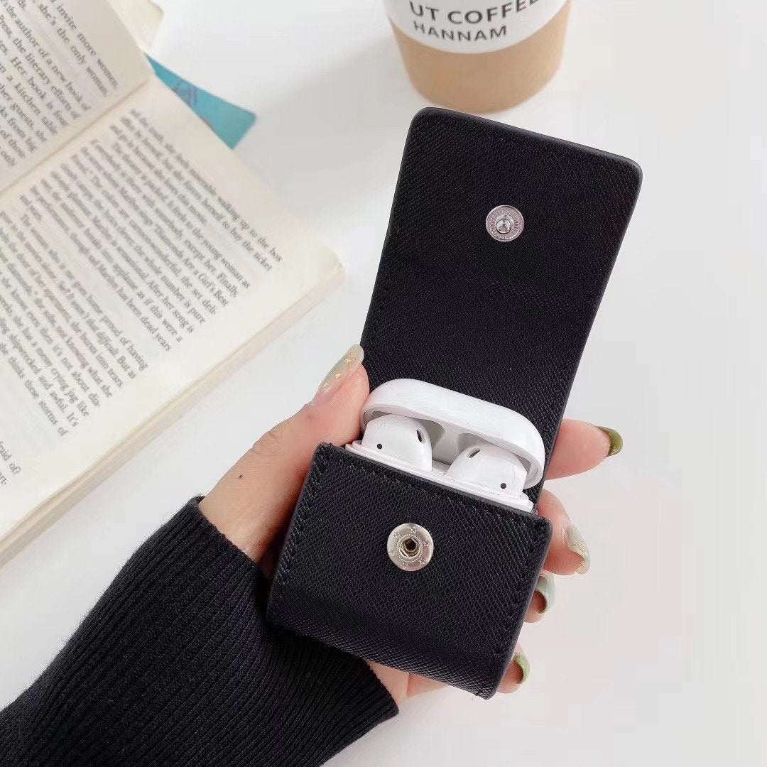 Custodia per AirPods con bottone in metallo