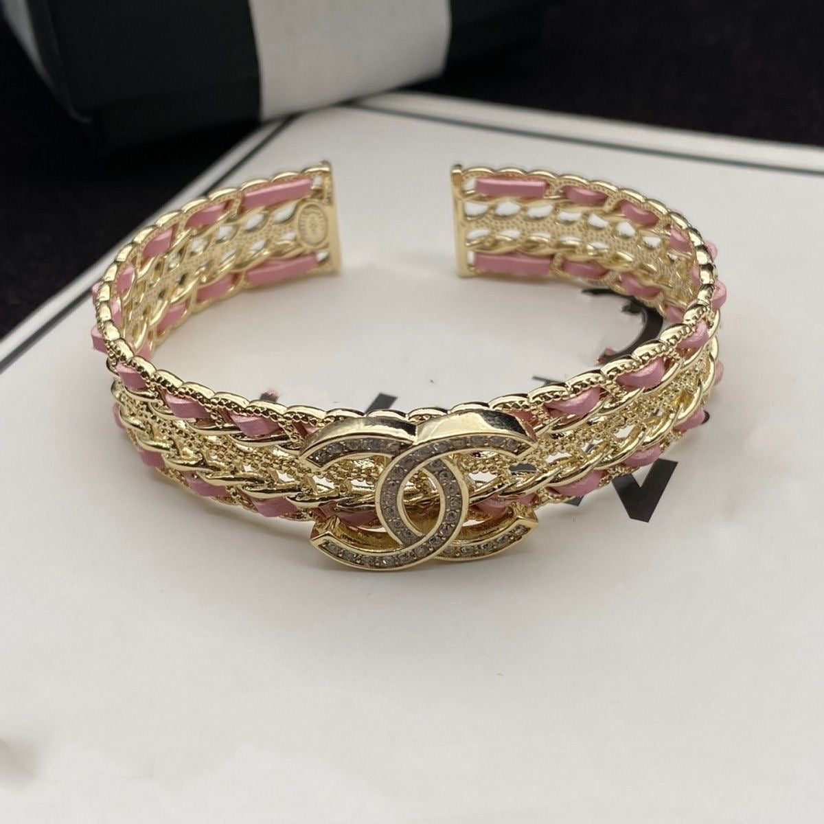 Bracciale con catena con ciondolo dorato
