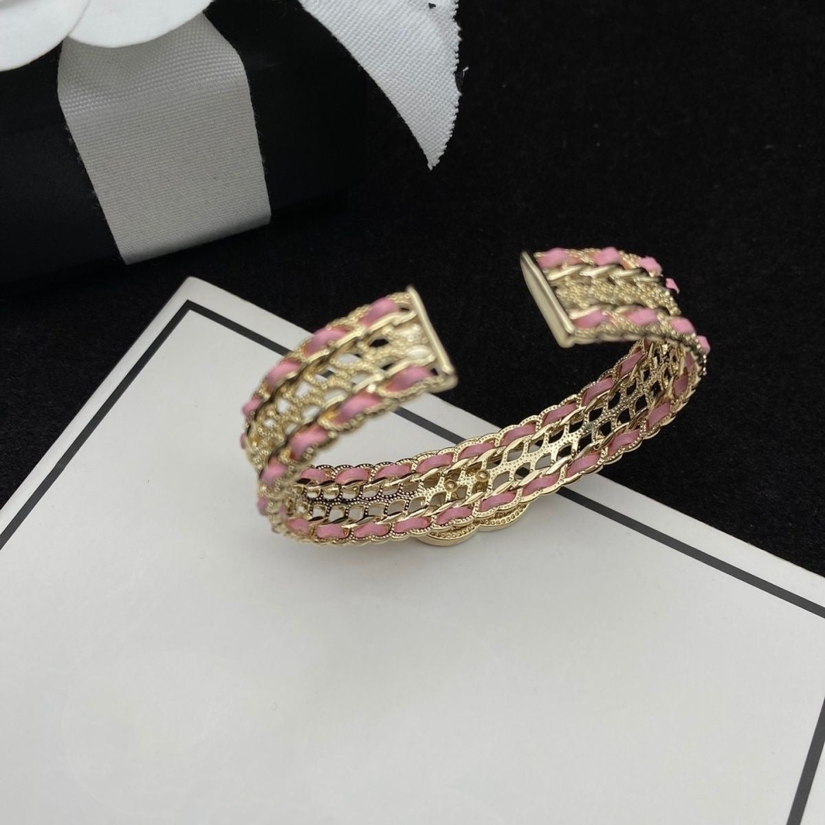 Bracciale con catena con ciondolo dorato