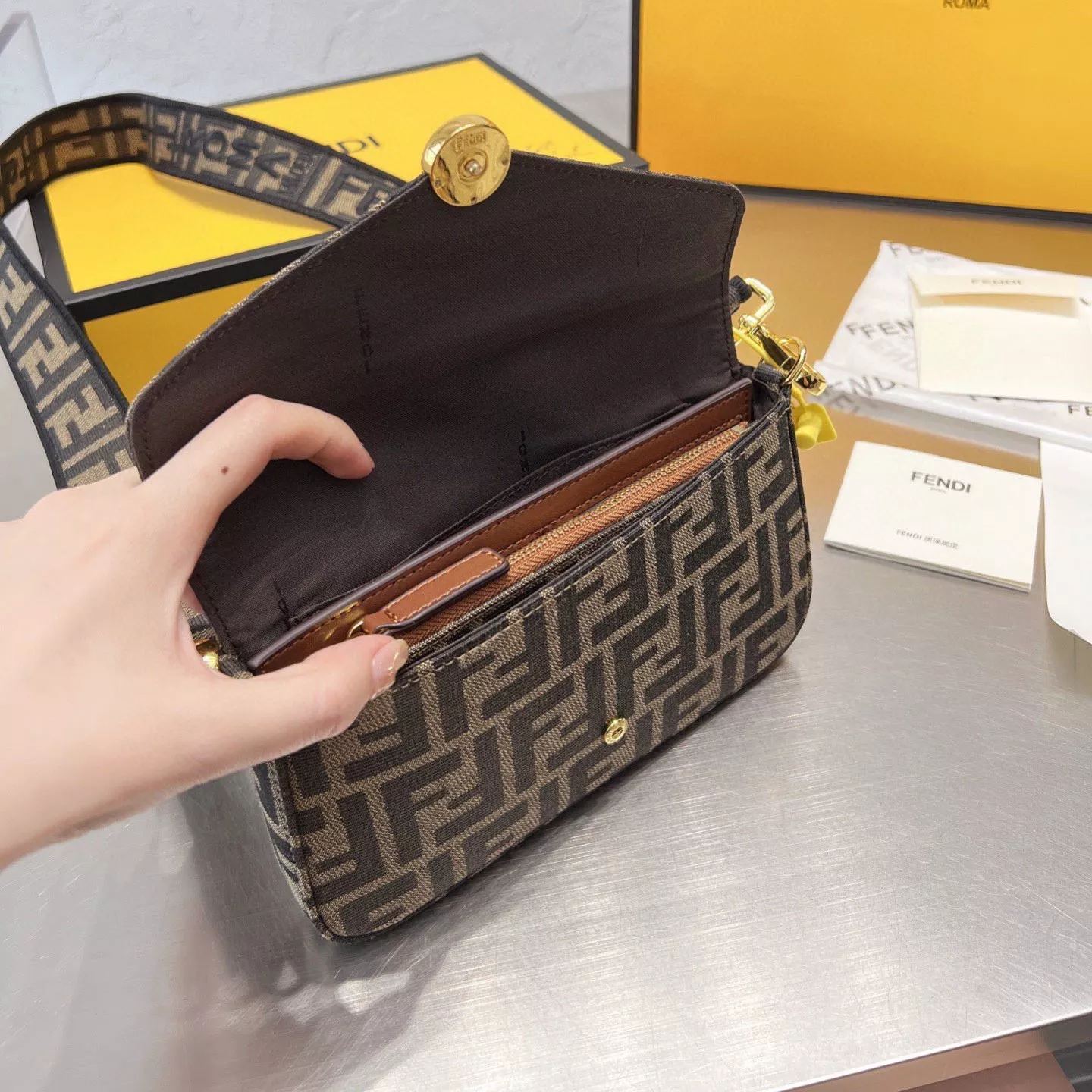 Borsa 3 in 1 versatile e alla moda con monogramma