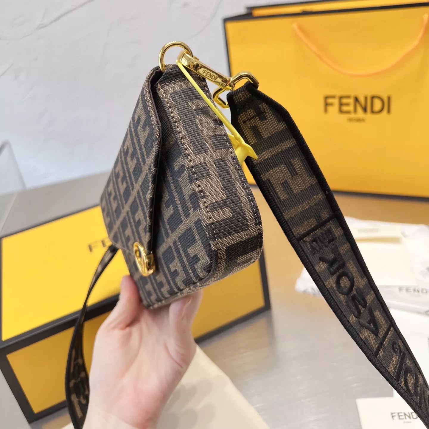 Borsa 3 in 1 versatile e alla moda con monogramma