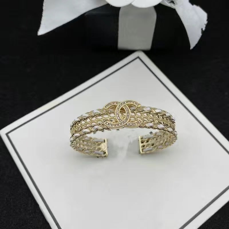 Bracciale con catena con ciondolo dorato