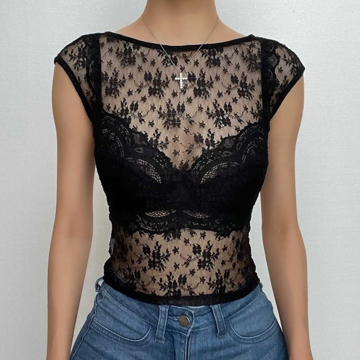 Rückenfreies, durchsichtiges Crop-Top aus Spitze mit Neckholder und Flügelärmeln