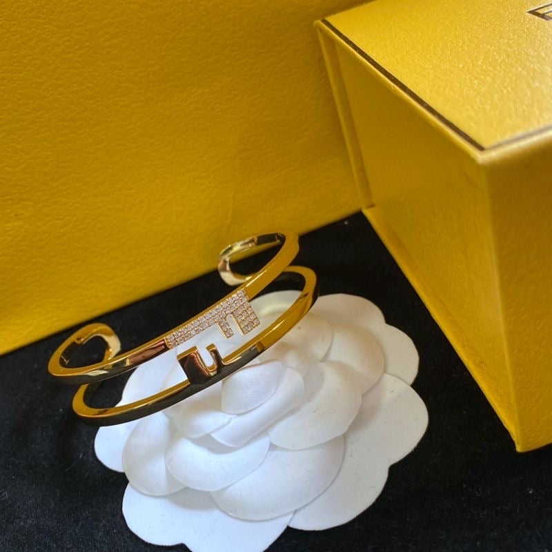 Bracciale a catena con lettere dorate