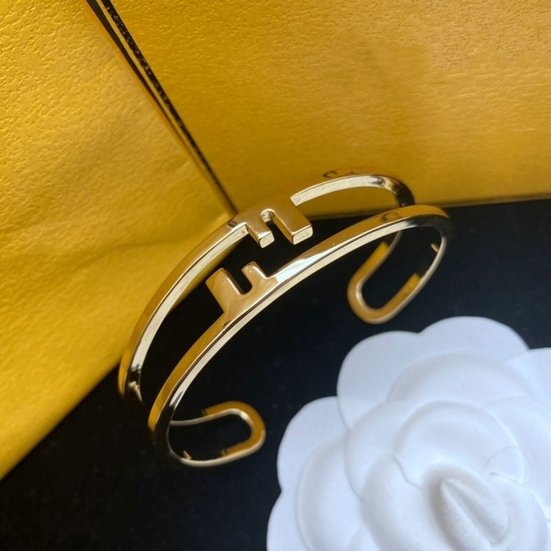 Bracciale a catena con lettere dorate