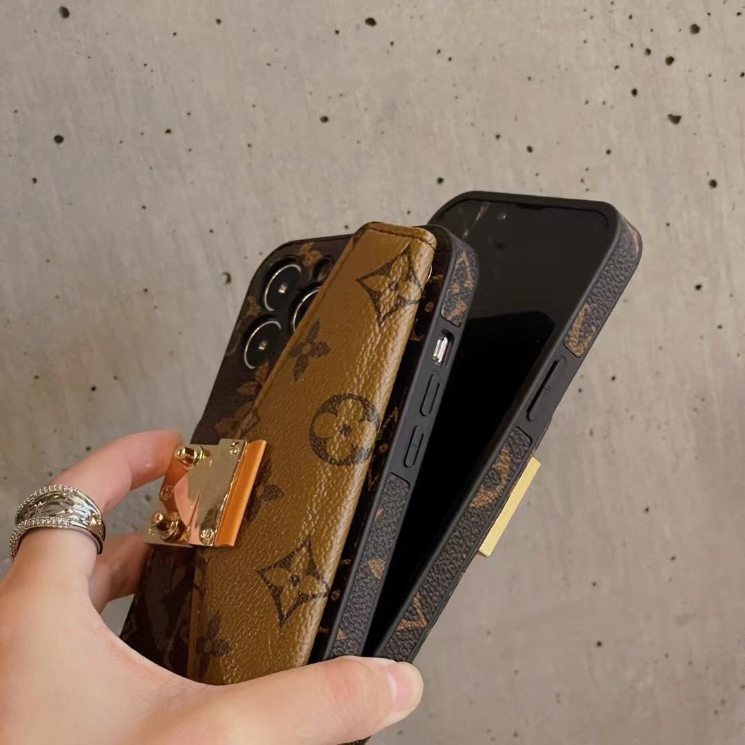 Custodia per telefono con catena in pelle marrone per iPhone