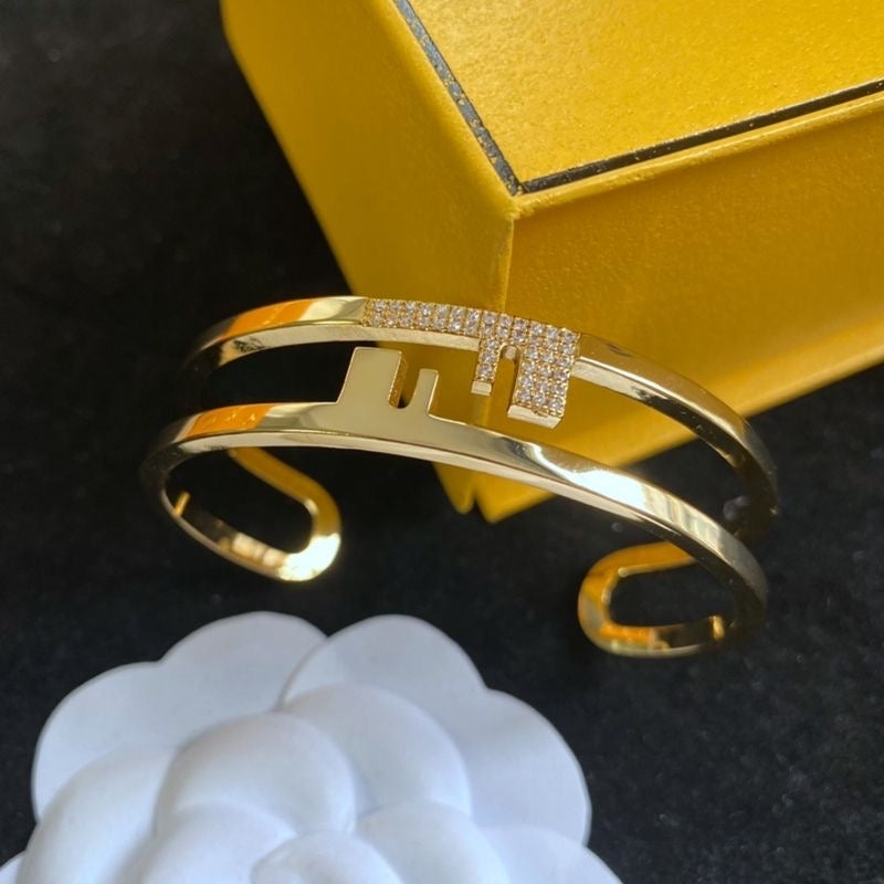 Bracciale a catena con lettere dorate