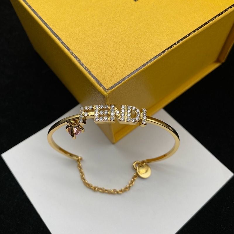 Bracciale con catena dorata e anello