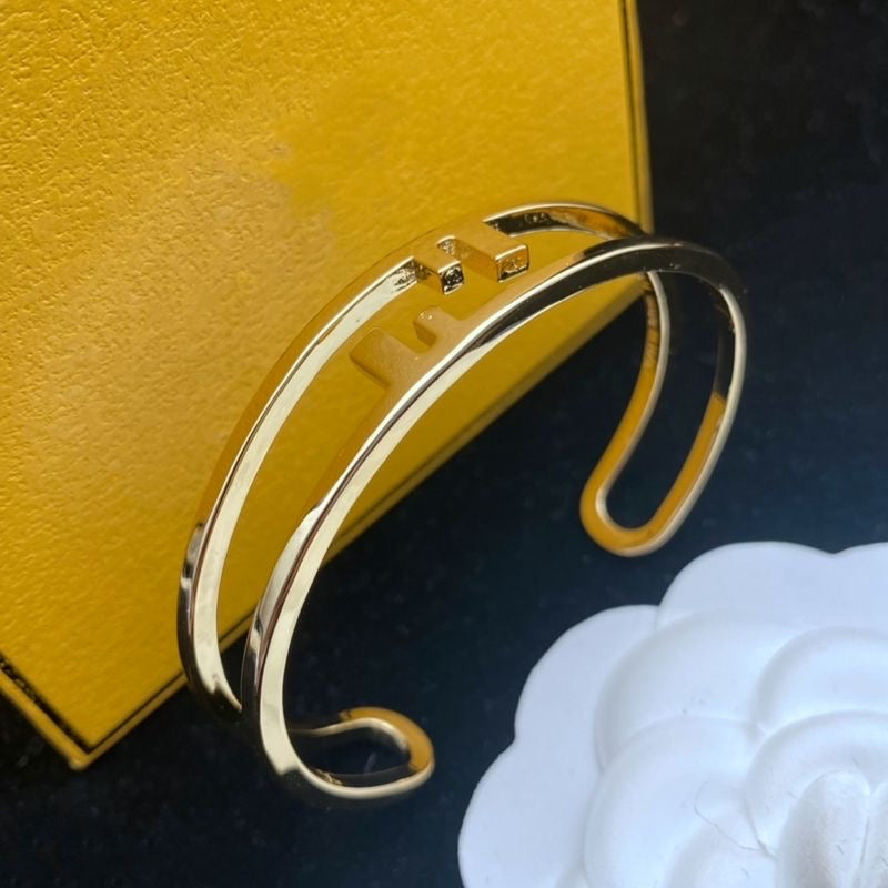 Bracciale a catena con lettere dorate